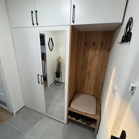Newly Renovated Flat Next To Forest Park Apartment