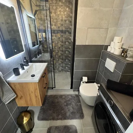 Newly Renovated Flat Next To Forest Park *